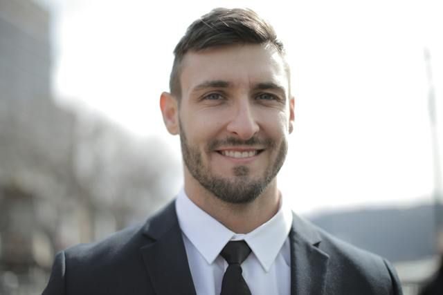 Man in a suit, image from HRS Atlanta’s PRP hair restoration page